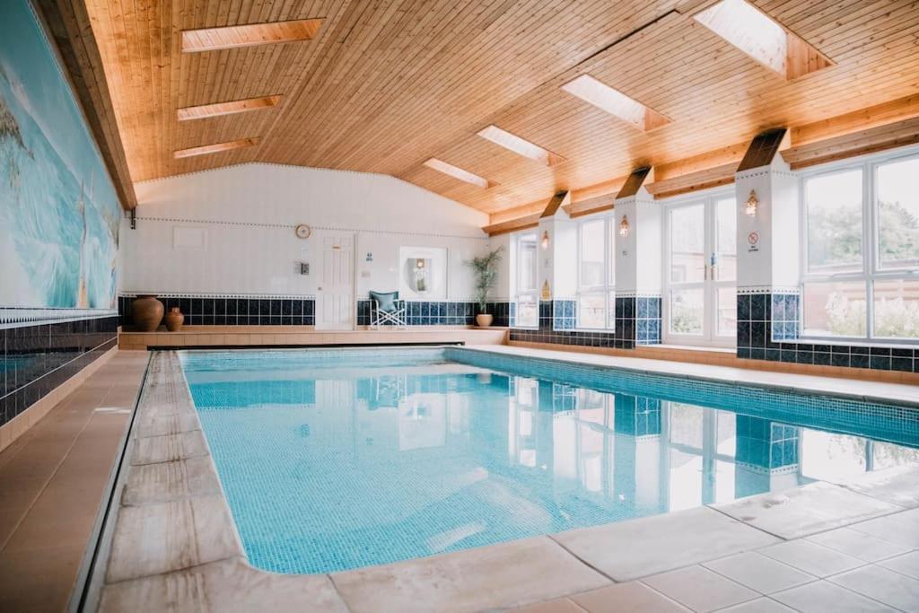 Vast, Elegant Home With Indoor Pool & Sauna Near Popular Golf Course Кингтън Екстериор снимка