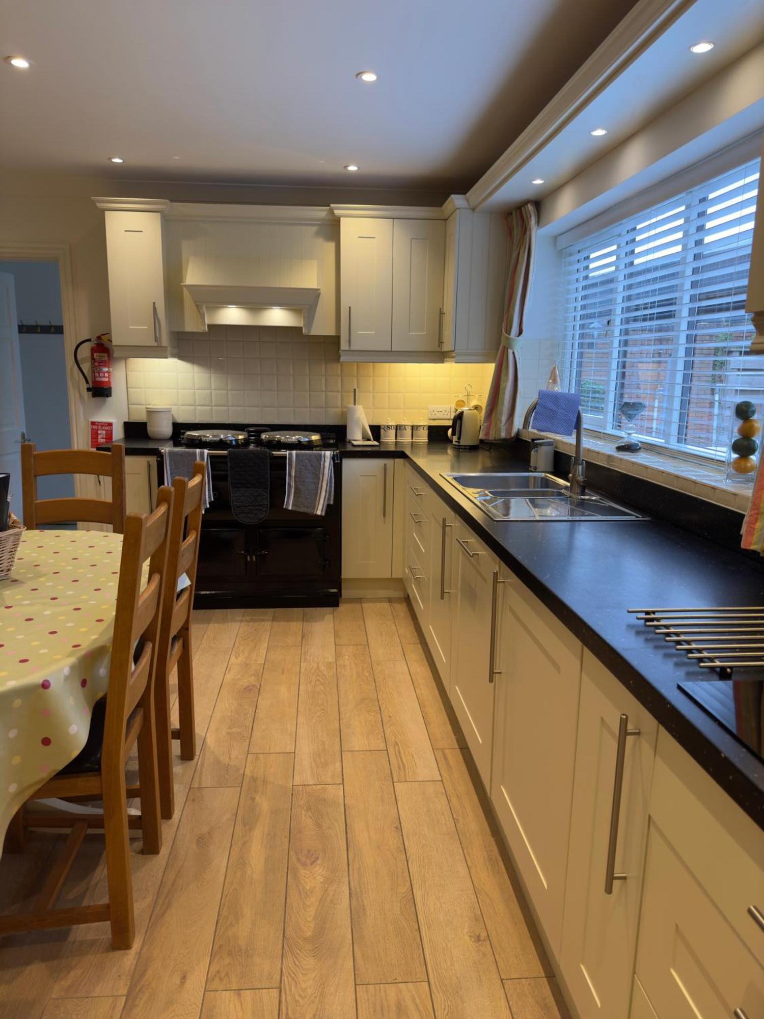 Vast, Elegant Home With Indoor Pool & Sauna Near Popular Golf Course Кингтън Екстериор снимка